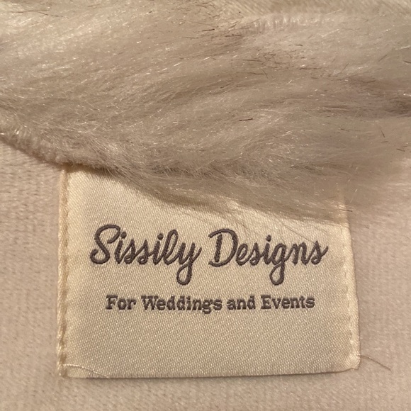 (Large) Siccily Designs Handmade Faux Fur Wedding Shawl/Wrap - Picture 4 of 4